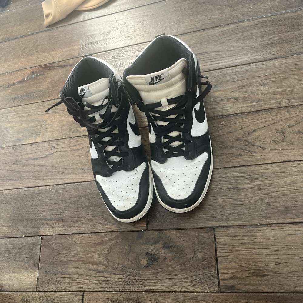 Men Nike Black and White Dunks